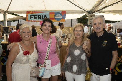 Rosario Fernández, Luisa Fernández, Carmen Fernández y Antonio Domínguez, en la barra de \'La Marimorena\'.