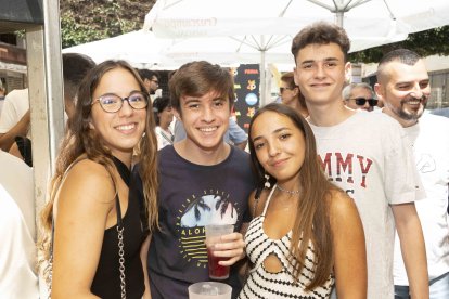 Pedro Segura, Anabel Pérez, Juan López y Marta Garzón, amigos en la barra.