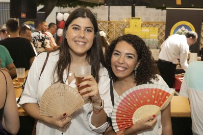 Sara Bueno e Irene Romero, luciendo abanicos en el ambigú \'La Marimorena\'.