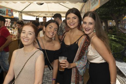 Esther Carrillo, María Bosquet, Sara García y Ángela López, amigas que disfrutan en compañía de la Feria del Mediodía.