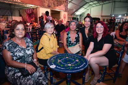 María del Mar Haro, Ángela Sánchez, Ángeles Palenzuela, Toñi Fernández y Ángeles Ramón decidieron reunirse en la Caseta Municipal para pasar una gran noche.