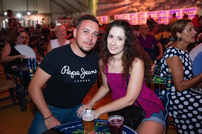 Andrés y Cristina muy felices en la Caseta Municipal.