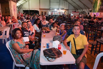 Julio, Ana, Carlos, Iliana, Mickey, Jenny y demás familia pasaron una gran noche.