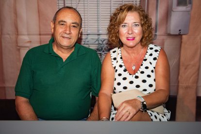 María Pascual y Juan Antonio Capel muy cómodos en la Caseta Municipal