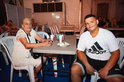 Jonathan y su abuela pasando un rato  muy agradable.