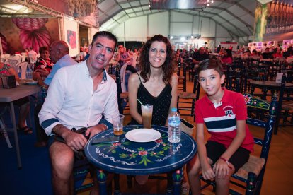 Mario Carreño  y Lina Parra con su pequeño Paco Carreño.
