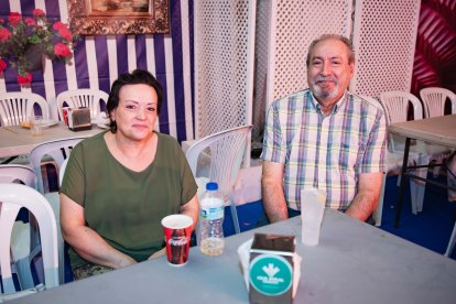 Paco y Lola no quisieron perderse la noche en la Caseta Municipal.