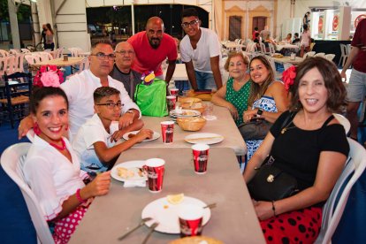 Santiago, Estrella, José , Kate, Mari Luz, Raúl, Sofía, Alexis y Raúl. Vinieron de Barcelona y Alemania, directos a la Feria.