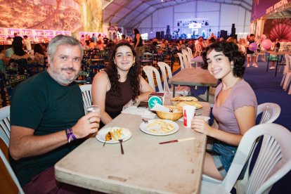 José Luis, Irene y Alicia cenaron en la Caseta Municipal.