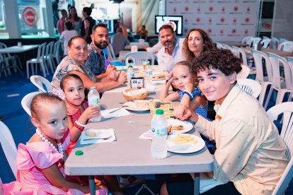 José Nieto, Pilar Cabrera, Estefanía López y Juan Rubio con sus hijos durante la noche del domingo.