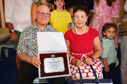 José Ayala Parra farmacéutico de la icónica farmacia en la calle Bilbao con su familia. Recibió una placa conmemorativa por su trayectoria de 50 años.