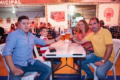 María, Adrián, José María y Carlos brindaron por una gran noche.