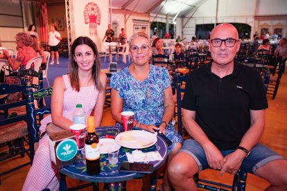 Francisco José Martínez, Rosa Guerra y Cristina Pena no quisieron perderse la noche en la Caseta Municipal.