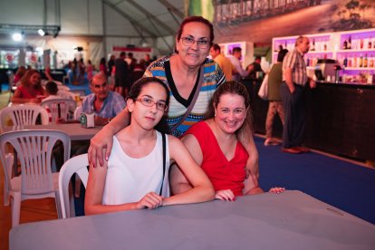 María Rosa, María del Pilar y Beatriz decidieron reunirse en la Caseta Municipal para pasar una gran noche.