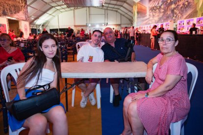 Damián, Bárbara, Damián Jr, y Débora en primera fila disfrutando de una gran velada.