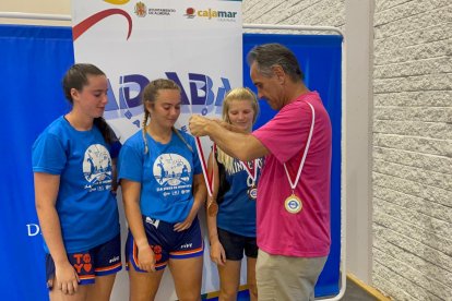 Juanjo Segura entregando las medallas.