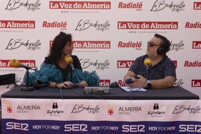 María del Mar Vázquez, alcaldesa en funciones, junto a Alfredo Casas durante el programa de radio