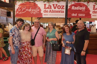 Miguel, Adina, Miguel, Emilia, Mila e Iulian, una familia cuyos miembros residen en Almería, Madrid y Cádiz.