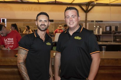 Los amigos de Circo Quirós disfrutando de la Feria del Mediodía en el ambigú de La Bodeguilla de Burana