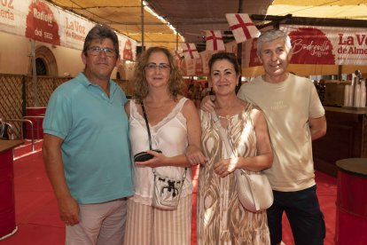 Ana Gómez, Carmen Gómez, Paco Almansa e Iñaki López de reencuentro en Feria