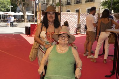 María Collado Cano tiene 91 años, es la más veterana de la Feria, aquí con su hija Lola Roca