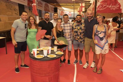 Juanra, Esther, Luis, Miki, Iván, Pedro, Sonia, Rubén y Carmen, almerienses y cordobeses que ganaron el Premio Foto con Más Color, llevándose un vale de 50 euros para gastar en Almericolor.