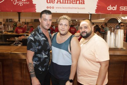 Jonathan Mayor, Francisco Aguilera y Domingo Delgado disfrutando del mediodía en el ambigú de La Bodeguilla de Burana y La Voz