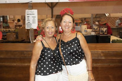 Las hermanas López Orellana, Rosa y Lola, gracias a su maravillosa simpatía, fueron merecedoras del Premio Sonrisa de la Feria de Clínica Dental Arcos, que vale por una limpieza dental gratis.