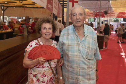 Manuel Piedra y su mujer Marilola disfrutando en el ambigú