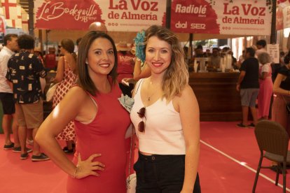 Luna Martínez y Rebeca Mellado, de la vecina Región de Murcia, listas para disfrutar del mediodía en el ambigú de LA VOZ y Cadena SER.