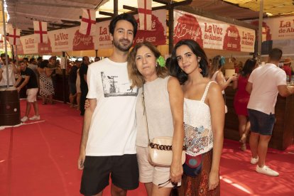 Una familia extremeña, natural de Badajoz, disfrutando de la Feria de Almería.