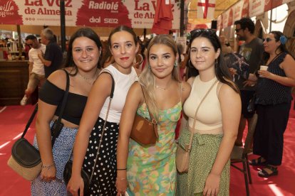 Las jóvenes Carmen, Susana, Andrea y Gema, posan para el fotógrafo de La Voz de Almería.