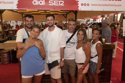 Noemí, Sergio, Daniel, Meritxell, Óscar e Irene, de Andorra, disfrutando de la Feria de Almería.