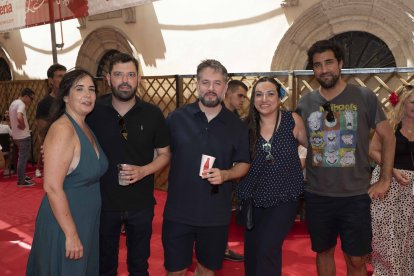 Los periodistas Manme Guerra, Antonio Ruiz Valdivia, Daniel Basteiro y Vanesa Rodríguez, junto a Santiago Barrero disfrutando del mediodía