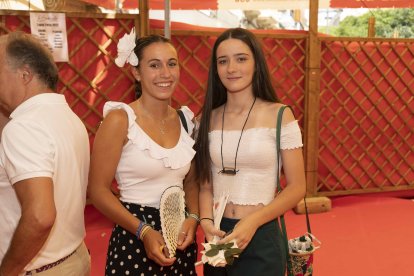 Marta López y Marta Díaz aprovechan para hacerse una fotografía mientras esperan en la cola para comprar tickets.