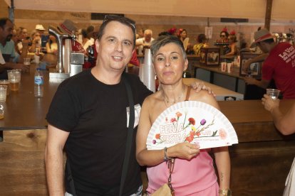 Antonio y Mari, que muestra su precioso abanico de la Feria de Almería 2022.