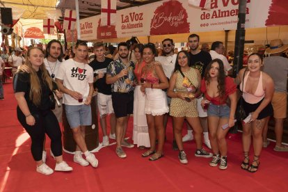 Ángela, Marta, Miguel, María, Mario, María del Mar, Marta, Francisco, Paco, Juanma, Laura y Marc, uno de los grupos más numerosos que pasó por el ambigú este sábado.