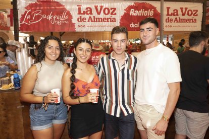 Alba, Nerea, Alejandro y Archilla disfrutando en el ambigú de la Plaza Pablo Cazard