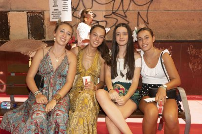 María del Mar Garro, Pilar Criado, Marta Díaz y Marta Gómez disfrutando del primer mediodía de feria