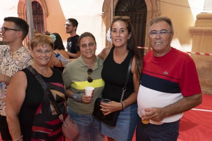 Ana, Nuri, Inma y Enrique, disfrutando en familia de la Feria del Mediodía.