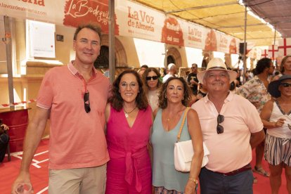Toñi, Charo y Pepe, enseñando la Feria de Almería a su cuñado de Holanda.