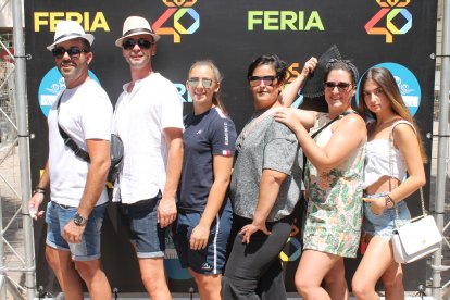 Joan Ramón Vives, Aitor Fernández, Andrea Vaz, Carmen Navas y Giovanna Fornás, disfrutando de la Feria de Almería 2022.