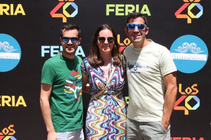 Daniel Jiménez, Guadalupe Quesada y Carlos Martínez, disfrutando de la Feria en el ambigú de la Plaza de la Virgen del Mar.