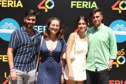 David Rueda, María García, Sergio Rueda y Elena Páez, en el ambigú de la Plaza de la Virgen del Mar.