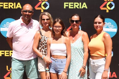 Raúl Osuna, Rosa Casaucao, Leyre Osuna, Carmen Casaucao e Itziar Osuna, disfrutando en familia de la Feria de Almería 2022.