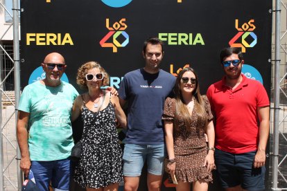 José Manuel Rodríguez, María José Daureo, Rubén ROdríguez, Nieves López y José Manuel Rodríguez, en el ambigú de la Plaza de la Virgen del Mar.