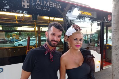 Almudena Prieto y Javier González bajando del autobús F3 para ir a la feria.