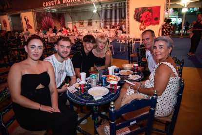 María, Juanfran, Ángel, Nayra, Juan y Mari Trini decidieron juntarse para recordar viejos tiempos en el Recinto Ferial.