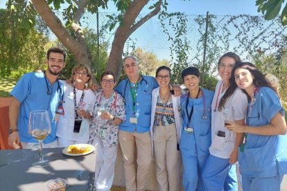 Varios sanitarios posan durante el aperitivo.