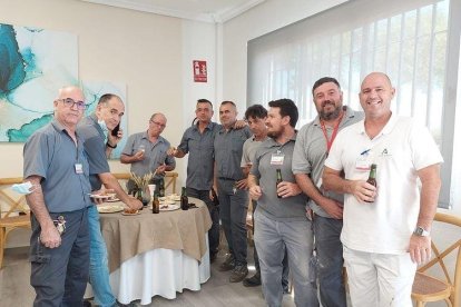 Personal del centro hospitalario disfrutando del aperitivo.